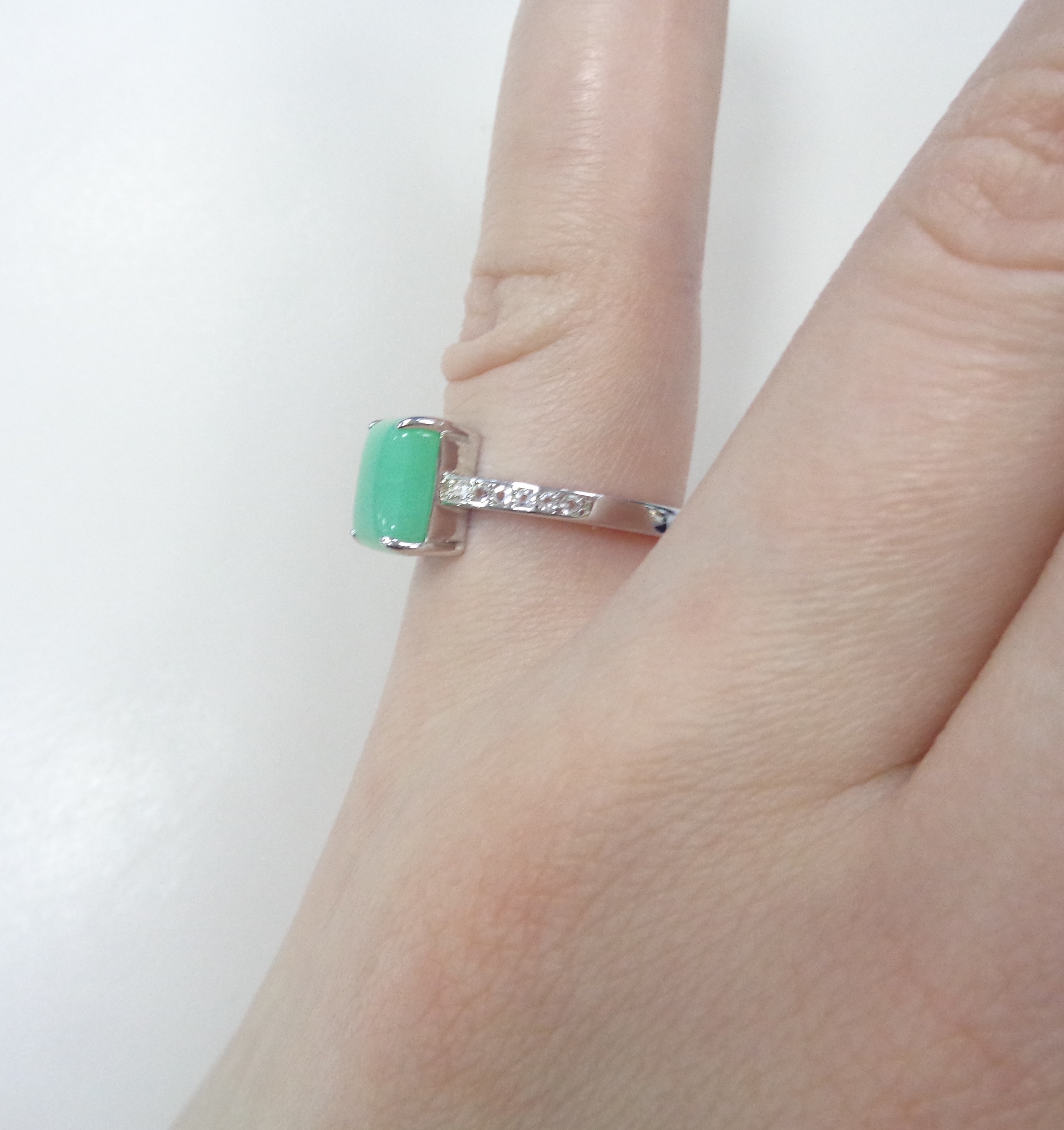 Серебряное кольцо с зеленым халцедоном